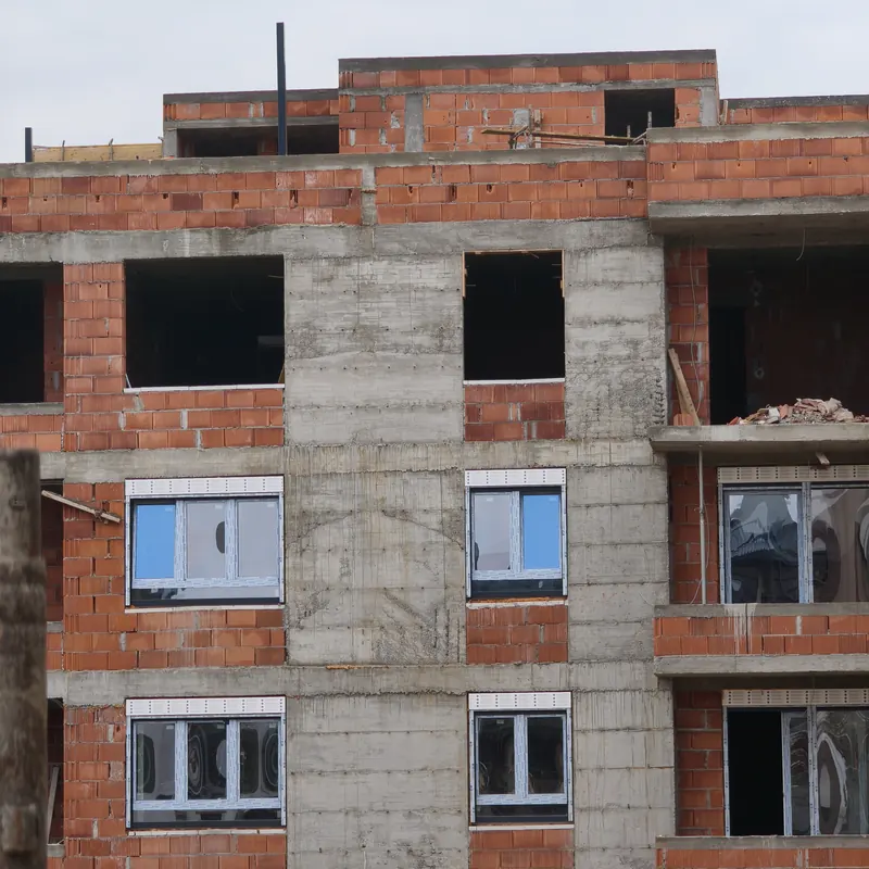 Zidovi od cigle i betonski stubovi spratova u izgradnji