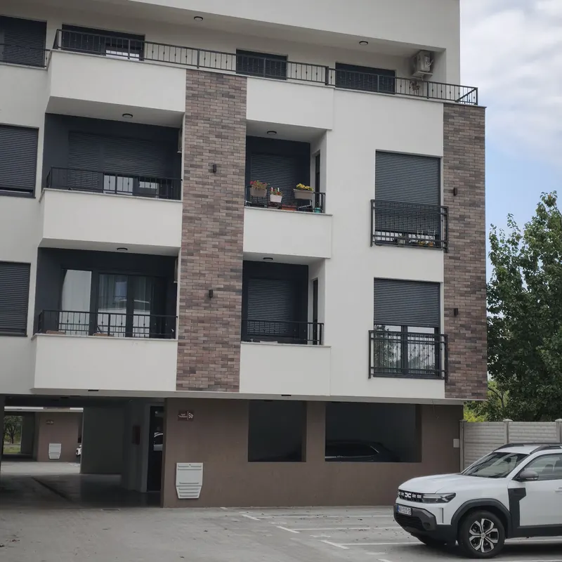 Završena fasada stambene zgrade sa balkonskim parapetima